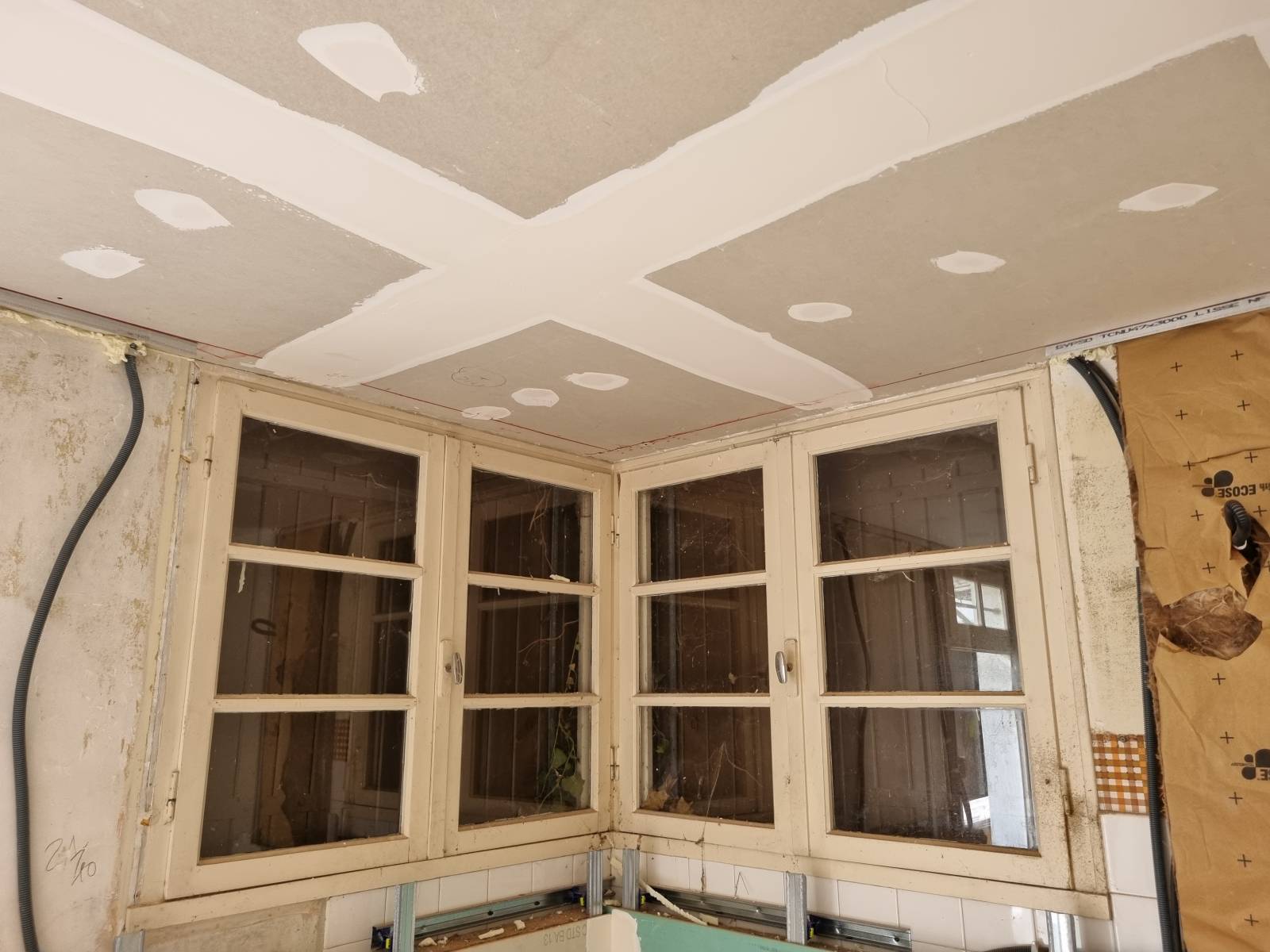 Isolation faux plafond suspendu avec plaque de plâtre et finitions peintes Bassin d'Arcachon