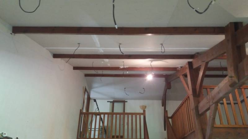 Pose de plaque de plâtre avec isolation pour rénover un plafond à Labrède