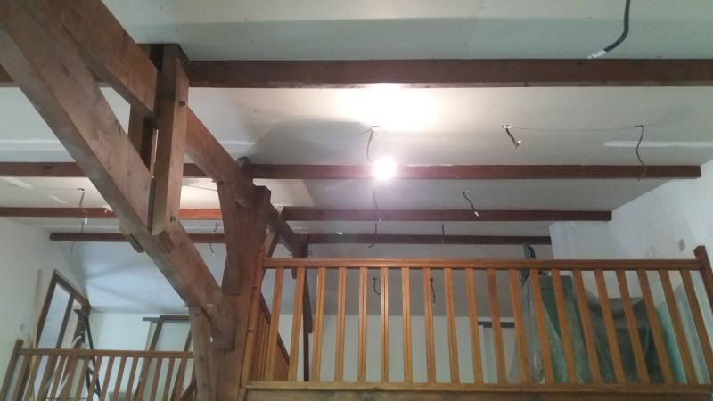 Plaquiste professionnel pour refaire le plafond en placoplatre dans un salon avec isolation suite à un dégât des eaux sur le Bassin d'Arcachon